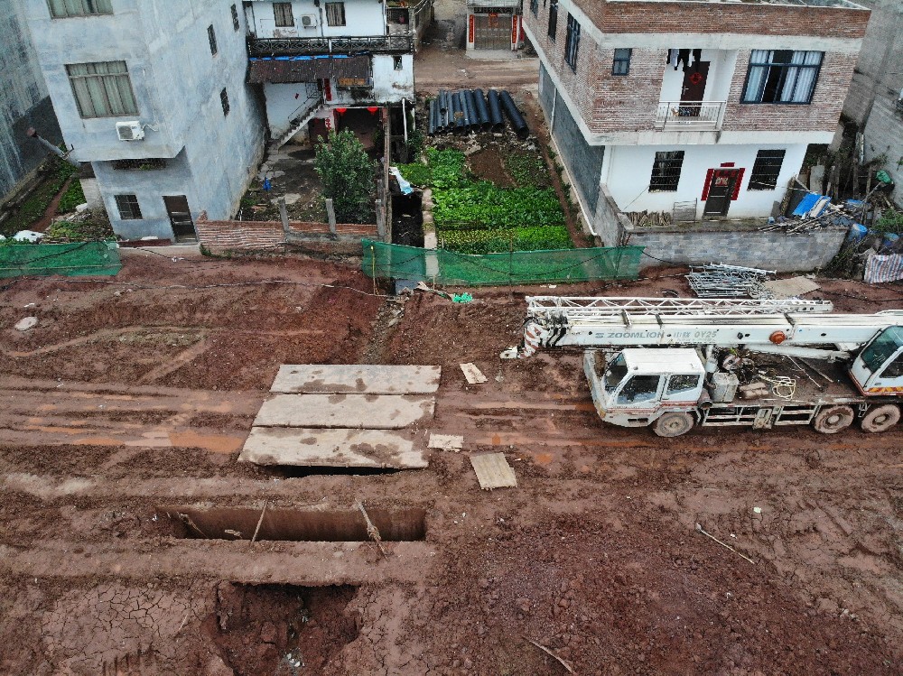 雨泥路,阻难劳,工程难,我来救