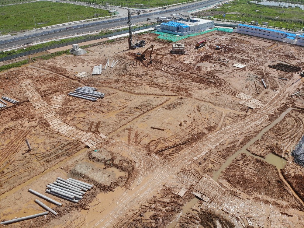 别再被雨天路面拖延进度,联系我们